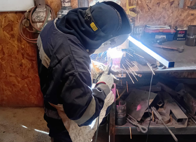 Trabajador fortaleciendo sus habilidades técnicas en INDESOLD.